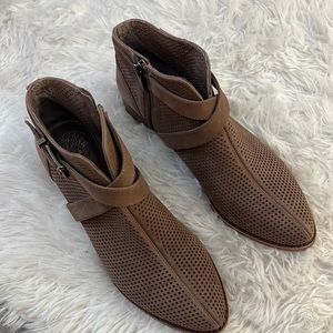 I never wear these, they are a size 6. They are from Vince Camuto.